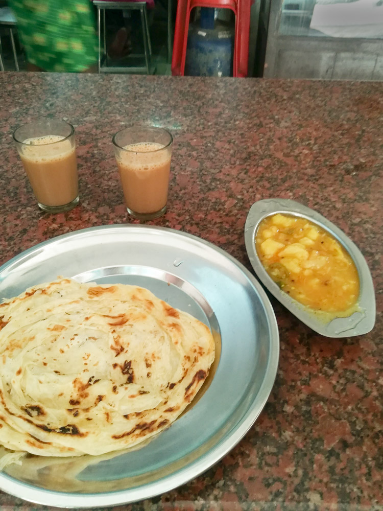 Indian breakfast in Kérala in bistro- aloo parata, spicy souce, masala tea
