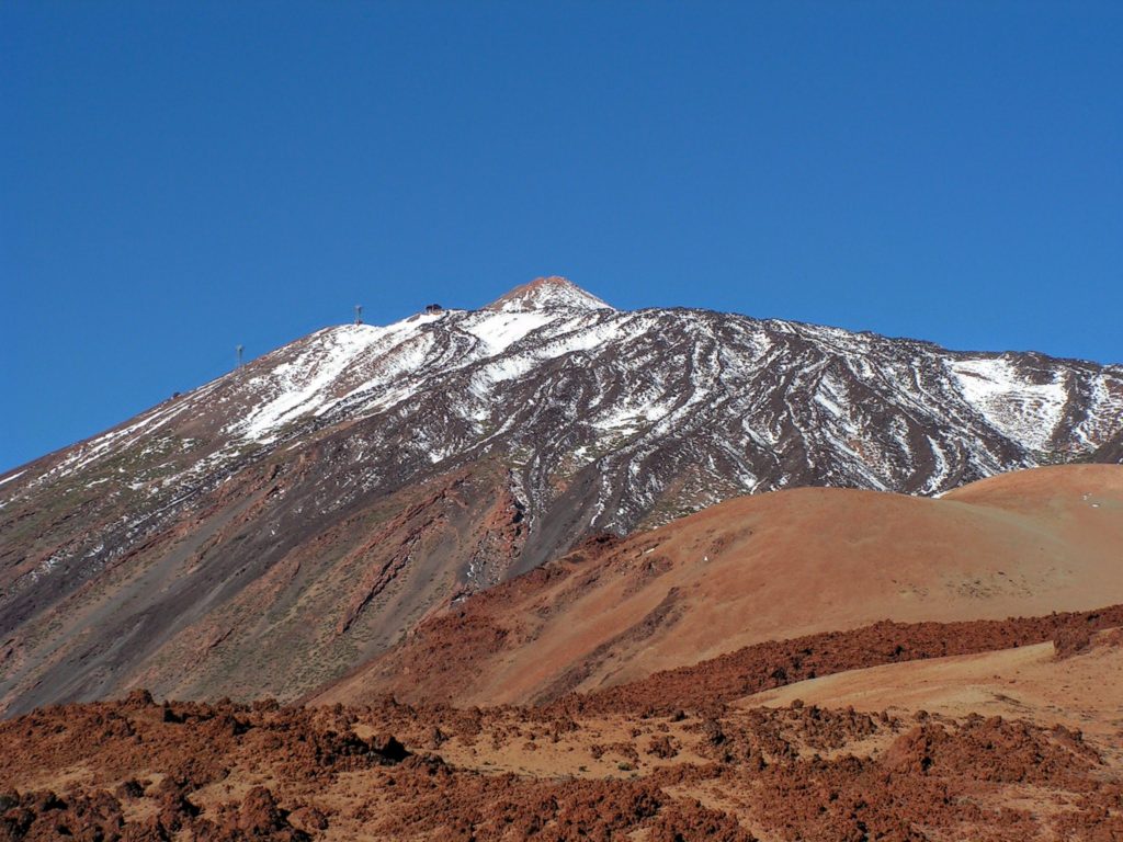Pico del Teide - zasněžený vrcholek hory, v dálce lanovka