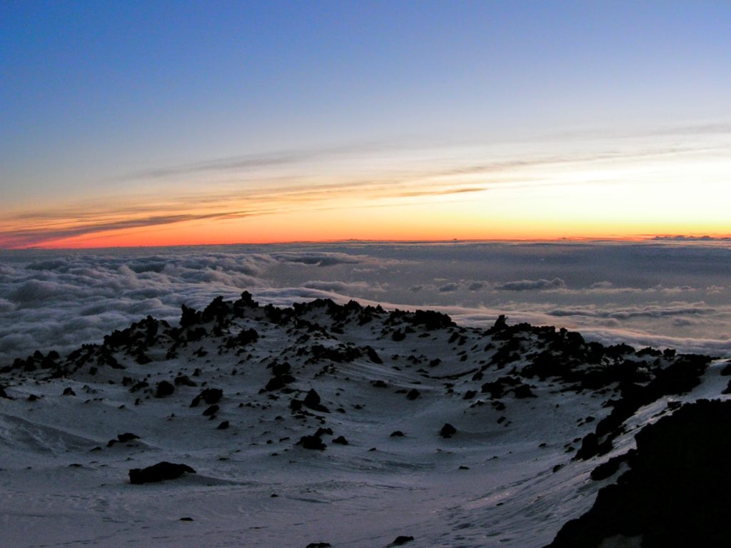 Svítání nad mraky z vrcholu Pico del Teide, sníh